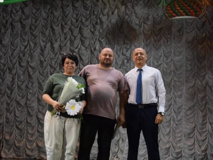 В День семьи, любви и верности юбиляров супружеской жизни поощрили знаками Губернатора Ростовской области «Во благо семьи и общества» и медалями «За любовь и верность»