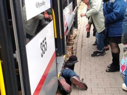 Нетрезвый краснодарец попал под проезжающий трамвай и выжил