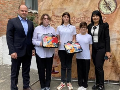 Депутат «Единой России» Виктор Чигвинцев вручил спортинвентарь воспитанникам ростовской школы-интерната №41