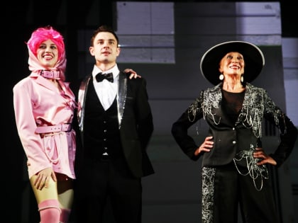 Шоу по Островскому: в Молодежном поставили «На всякого мудреца довольно простоты»