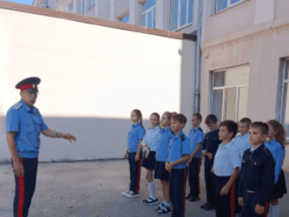 Для юных казачат проводятся занятия по изучению истории донского казачества и основ военной службы