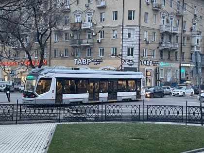 Сотни людей собрались в очередях на автобусы на Центральном рынке Ростова 11 сентября