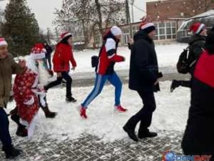 В Забеге Дедов Морозов в Шахтах приняли участие 200 добровольцев: видео