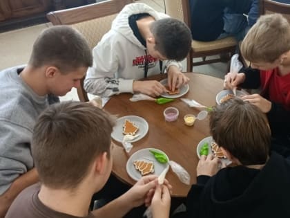 19 декабря 2024 года  в стенах музея истории донского казачества  состоялся мастер-класс по  росписи  имбирного пряника  «Сладкий подарок».