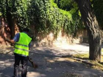 В Таганроге продолжается уборка городских территорий