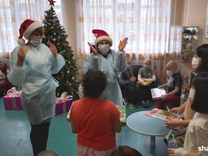 Благотворительный фонд «Солнце в ладошках» и депутат городской думы г.Шахты привезли подарки детям в онкогематологическое отделение