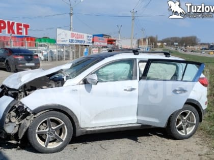 На выезде из Новочеркасска водитель кроссовера отвлеклась за рулем и устроила массовое ДТП