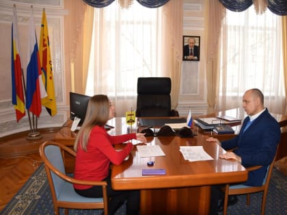 Председатель городской Думы – глава города Шахты Константин Корнеев провел рабочую встречу с руководителем ШМО Российского движения детей и молодежи «Движение Первых» Юлией Столбов