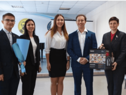 Молодая студенческая семья принимает поздравления