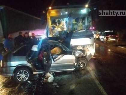 В автобус врезалась легковушка под Ростовом: 39-летний водитель погиб