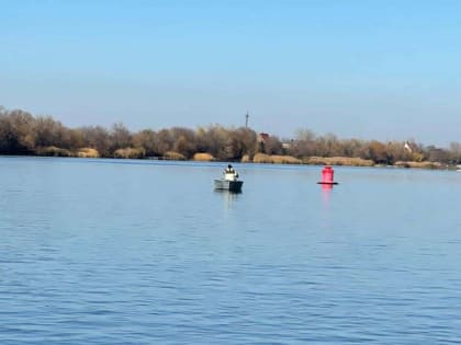 Нарушают: на реке Дон рыбаки ловят рыбу на судоходных путях
