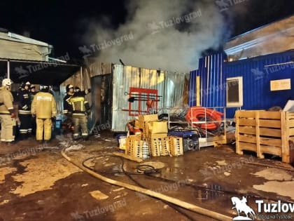 В Новочеркасске ночью на предприятии сгорел вагончик с инструментом