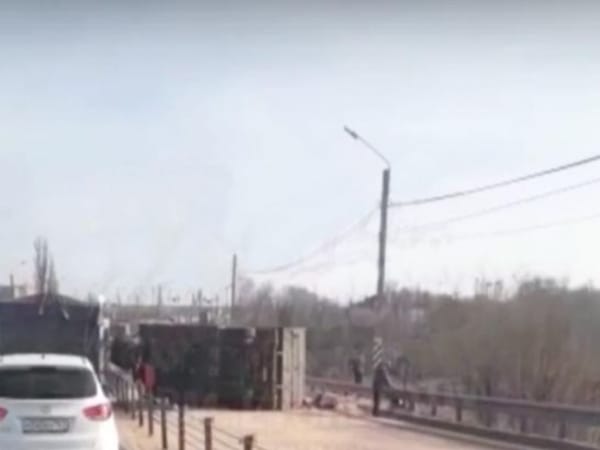 Из-за упавшего зерновоза на трассе Ростов — Таганрог образовалась пробка