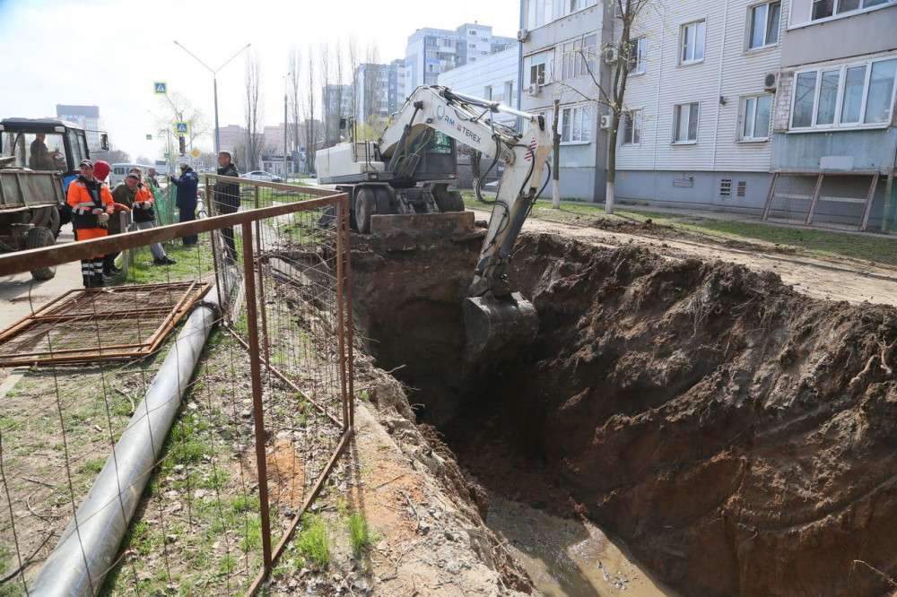 Реконструкция канализационного коллектора. Коллектор водоканала. Засыпать котлован на участке. Ремонт коллектора нищенки.