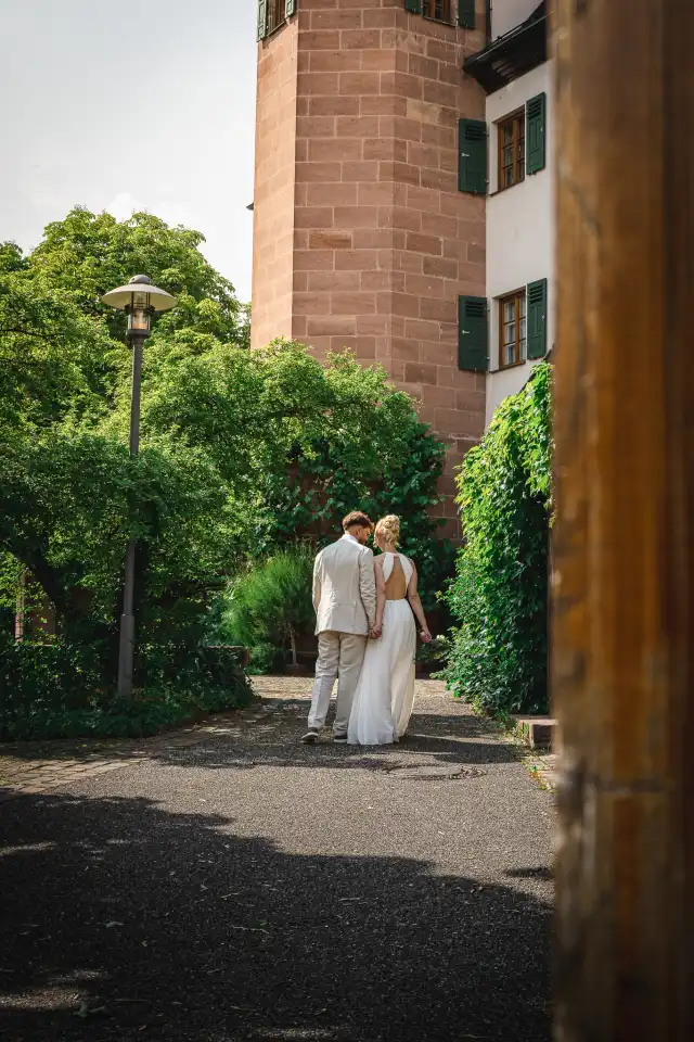 Braut und Bräutigam gehen Hand in Hand