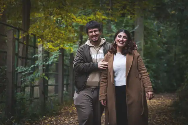 Paar schaut in die Kamera