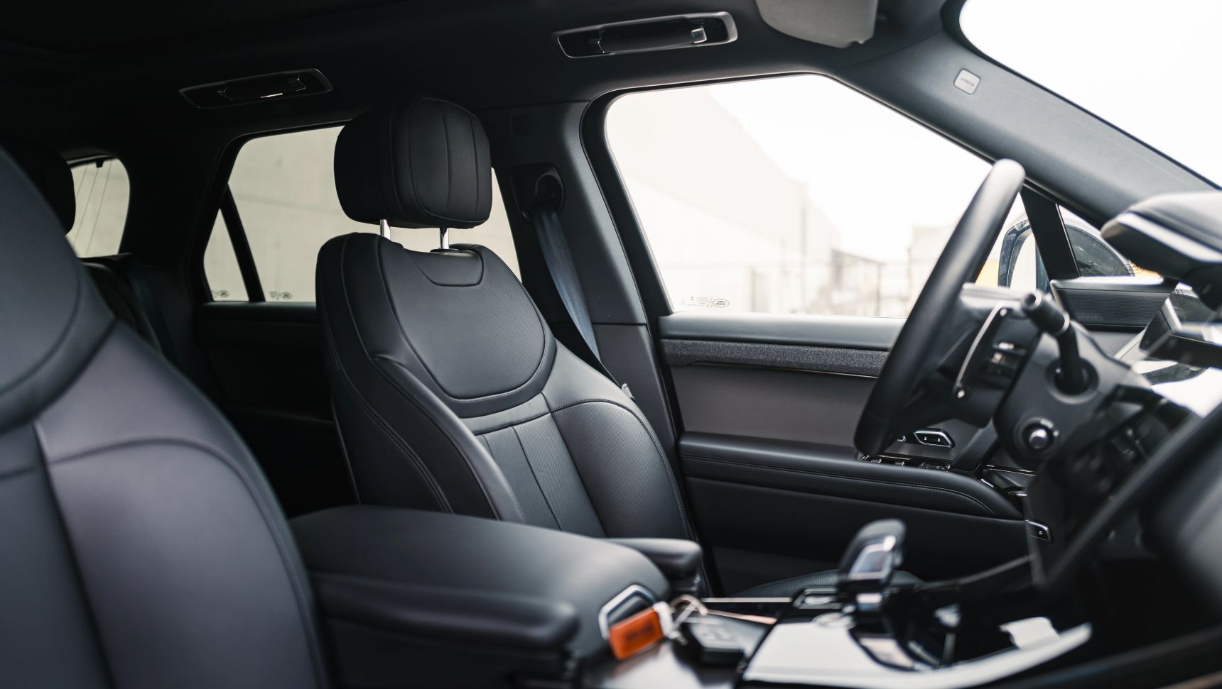 2025_Land_Rover_Range_Rover_P460_SE_Dynamic_Review_Wallpaper-HD