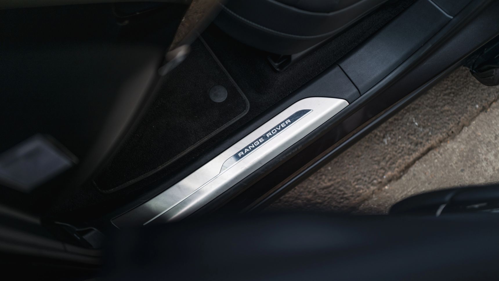 2025_Land_Rover_Range_Rover_P460_SE_Dynamic_Review_Wallpaper-HD