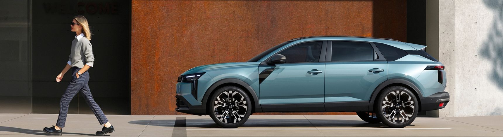 2026_futuREady_Dacia_Striker_Exterior_Wallpaper_Woman_HD