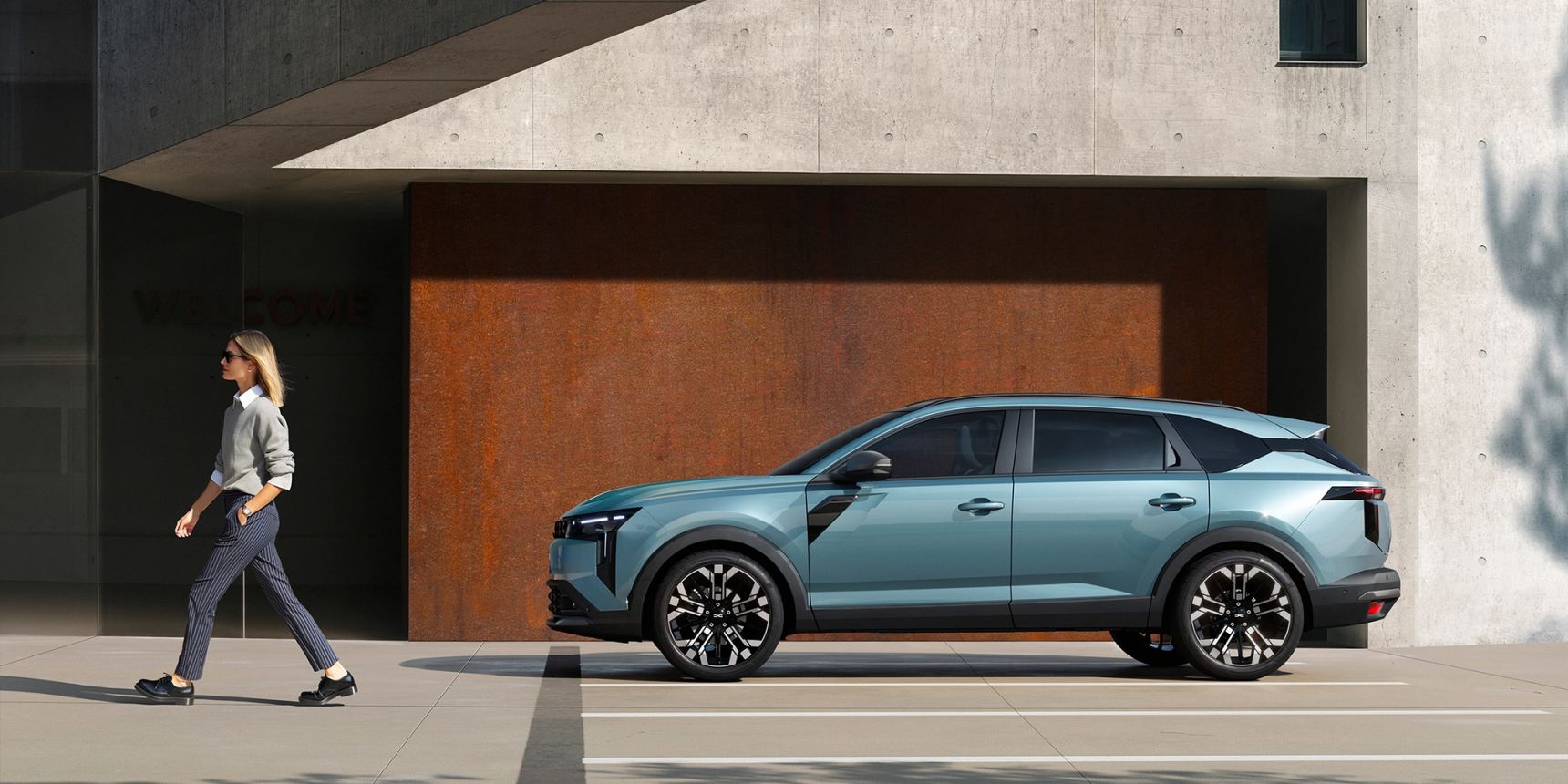 2026_futuREady_Dacia_Striker_Exterior_Wallpaper_Woman_HD