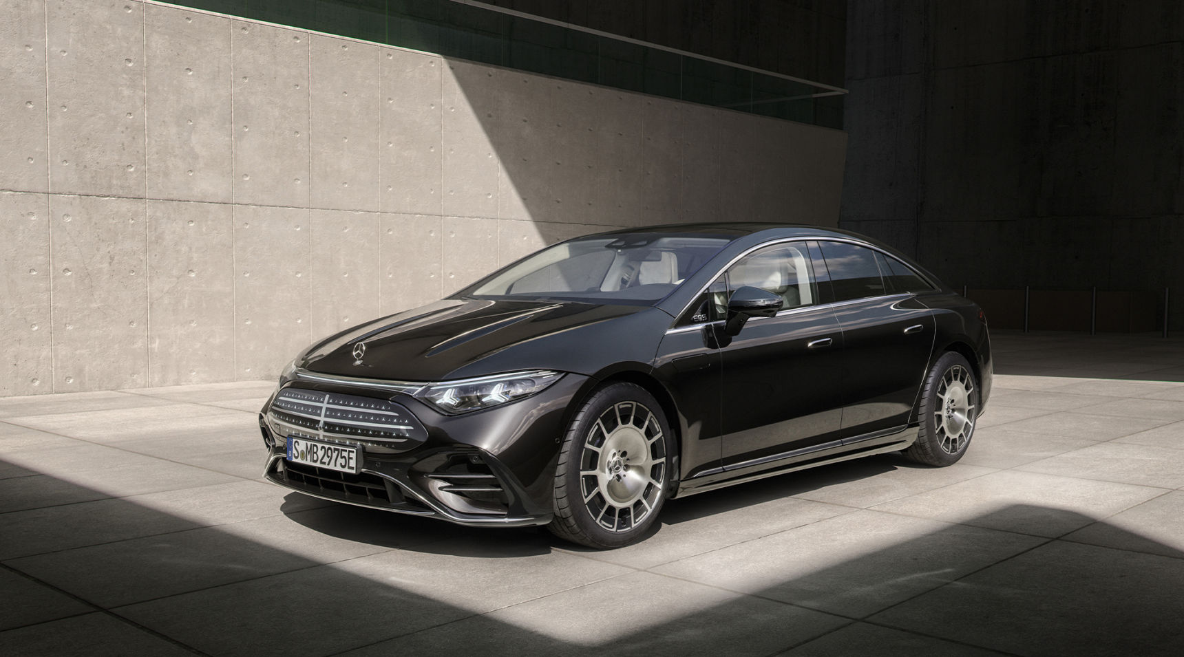 The new Mercedes-Benz EQS arrives with up to 926 km WLTP range, 800V charging, steer-by-wire and MB.OS. A major step forward for electric luxury.