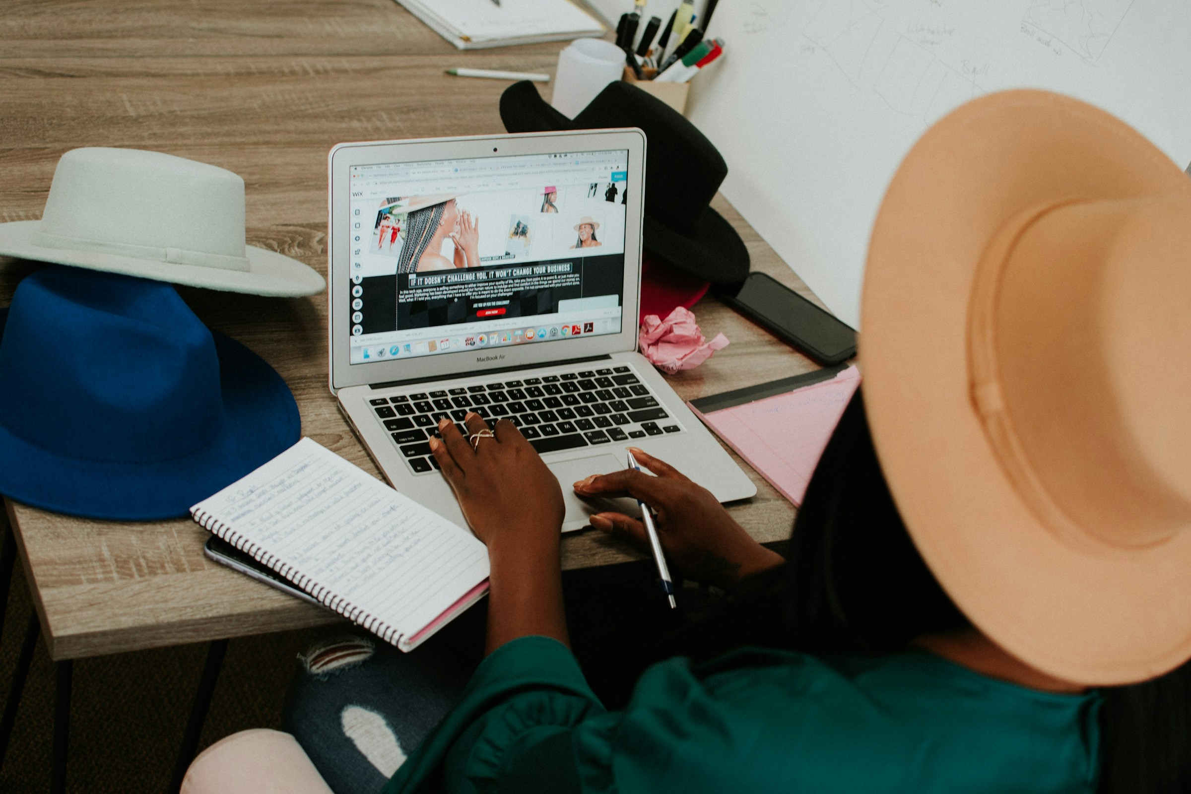 advertise products online with a laptop