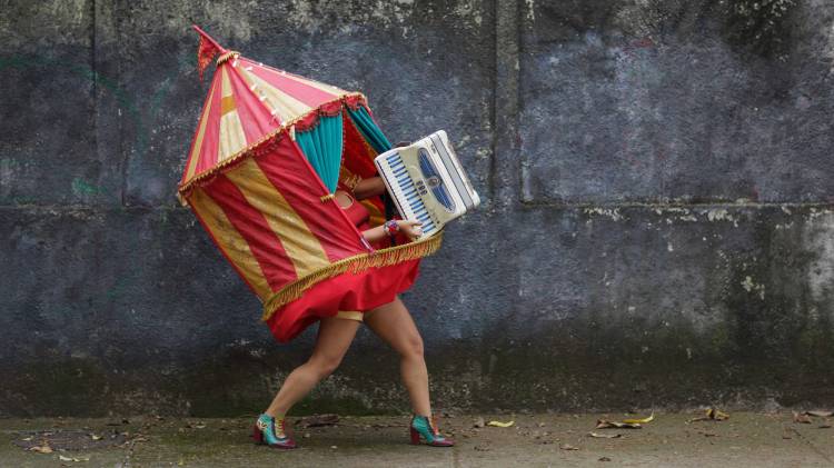A Sanfonástica Mulher-Lona leva circo, acordeão e música aos exteriores do CCB