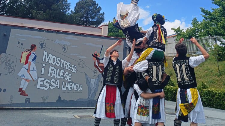 Jovens Pauliteiros de Miranda levam dança e língua mirandesa à Praça CCB