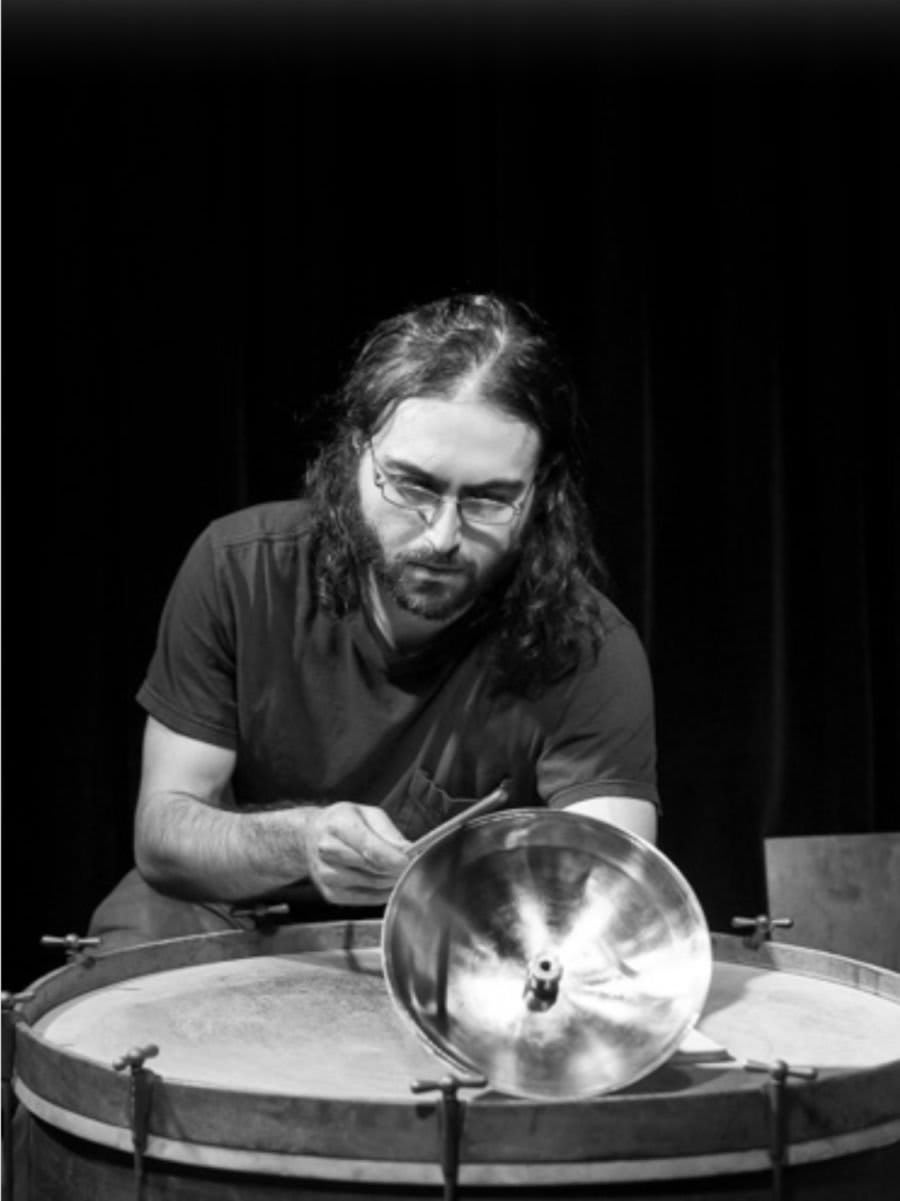Nick Neuberg e Yedo Gibson improvisam entre percussão e saxofone na Cossoul