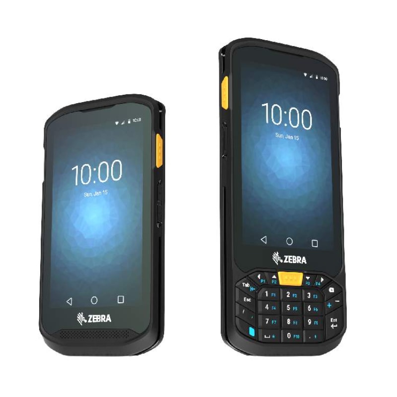 Trabajador en almacén usando dispositivo móvil