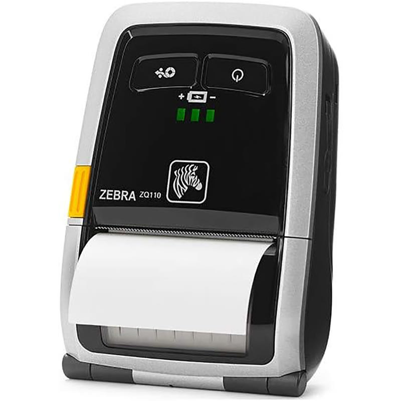 Trabajador en almacén usando dispositivo móvil