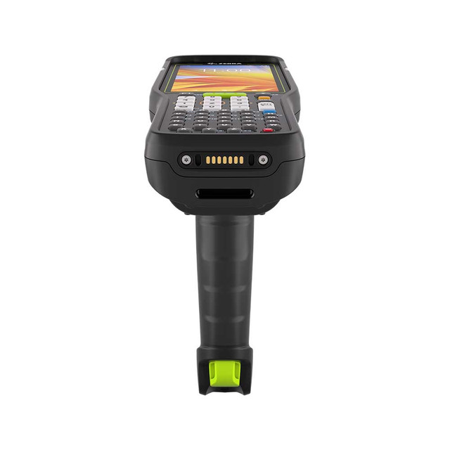 Operario enfrentando problemas de conectividad en el almacén