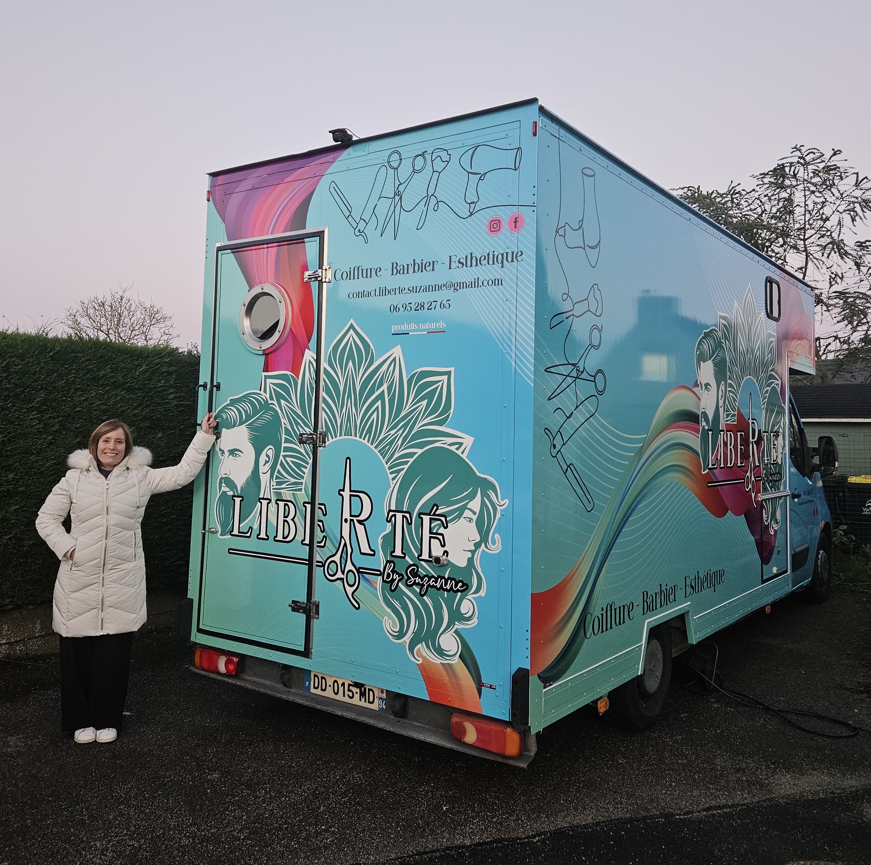 Belle femme avec cheveux stylés