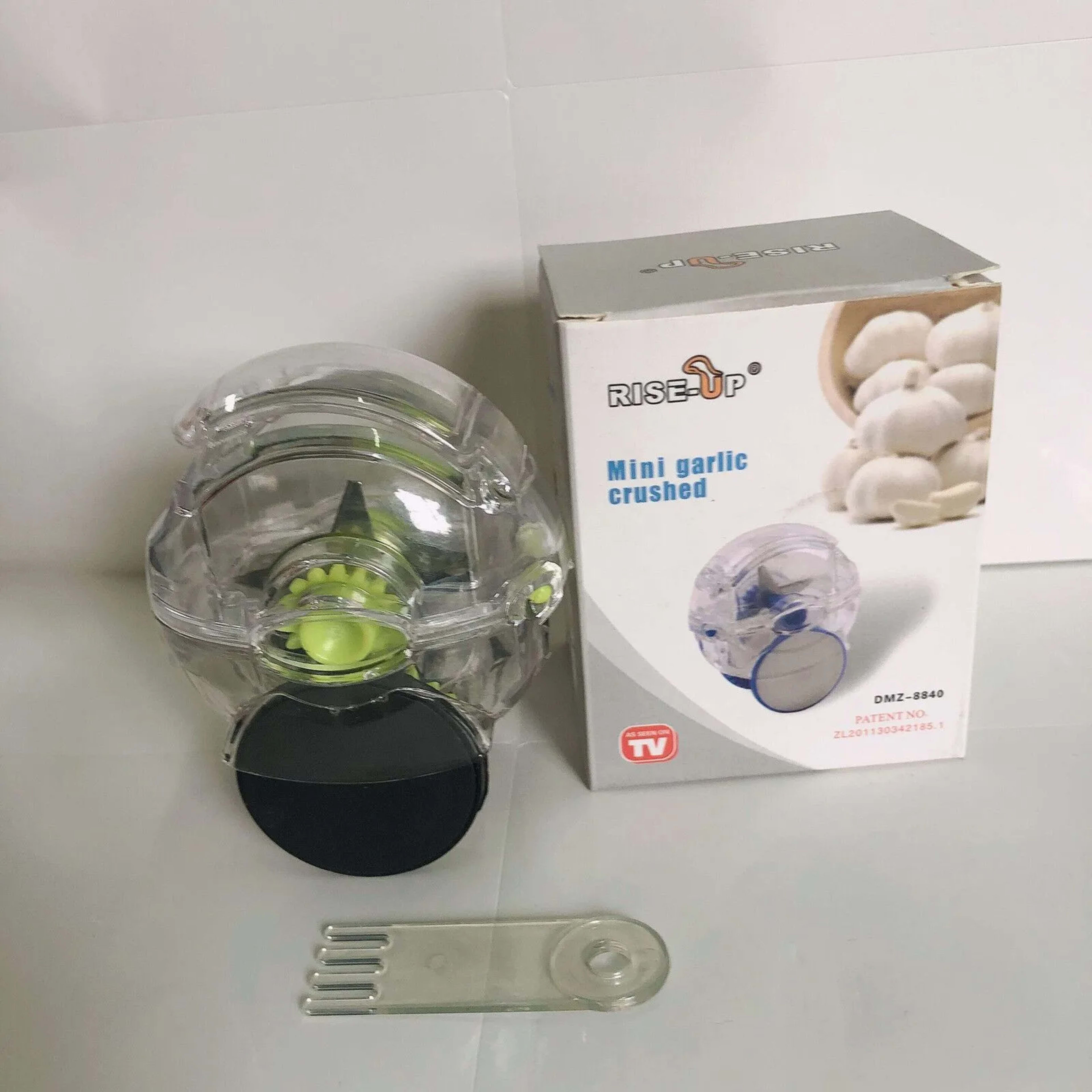 Kitchen Convenient Multi-function Small Tools Roller Garlic Chopper Manual Quick Ginger Masher Kitchen Practical Gadgets 4