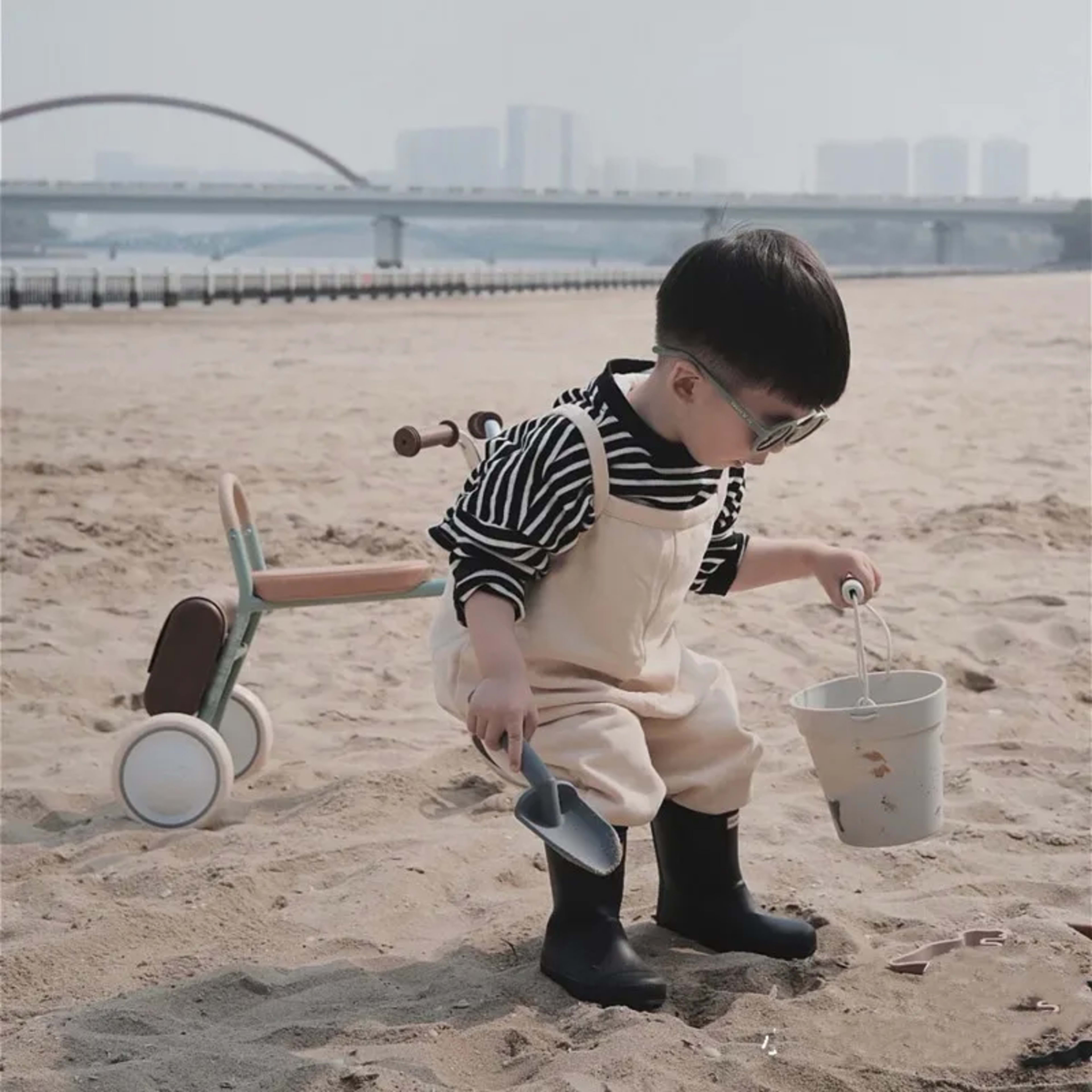 Kids Silicone Beach Toys for Kids Baby Sandbox Beach Toy Set with Bucket Shovel Other Accessories Water Game Play Outdoo 4