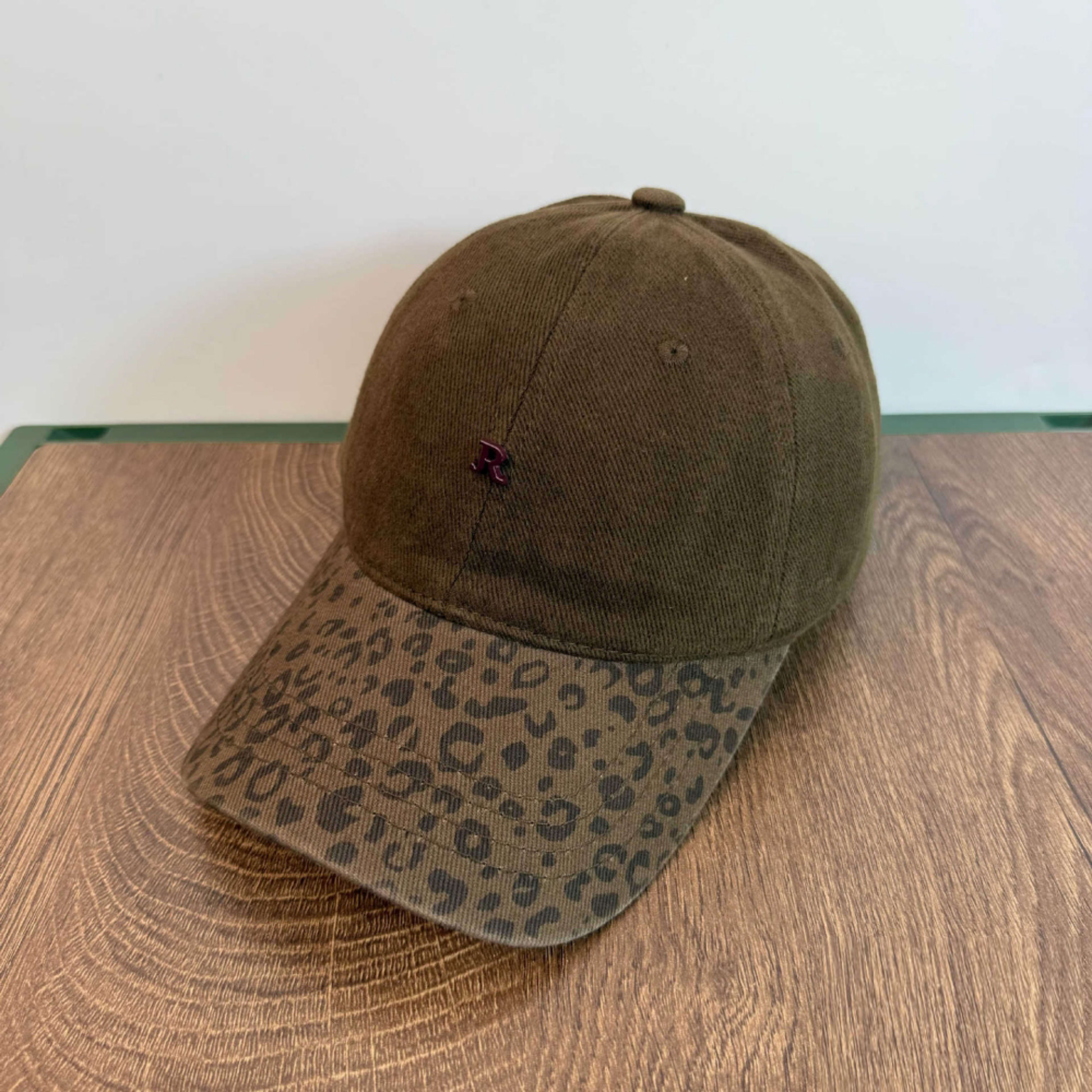 Men's And Women's Identical Quilted Leopard Print Brimmed Baseball Cap With R Logo - Retro Street Style, Suitable For Ou 5