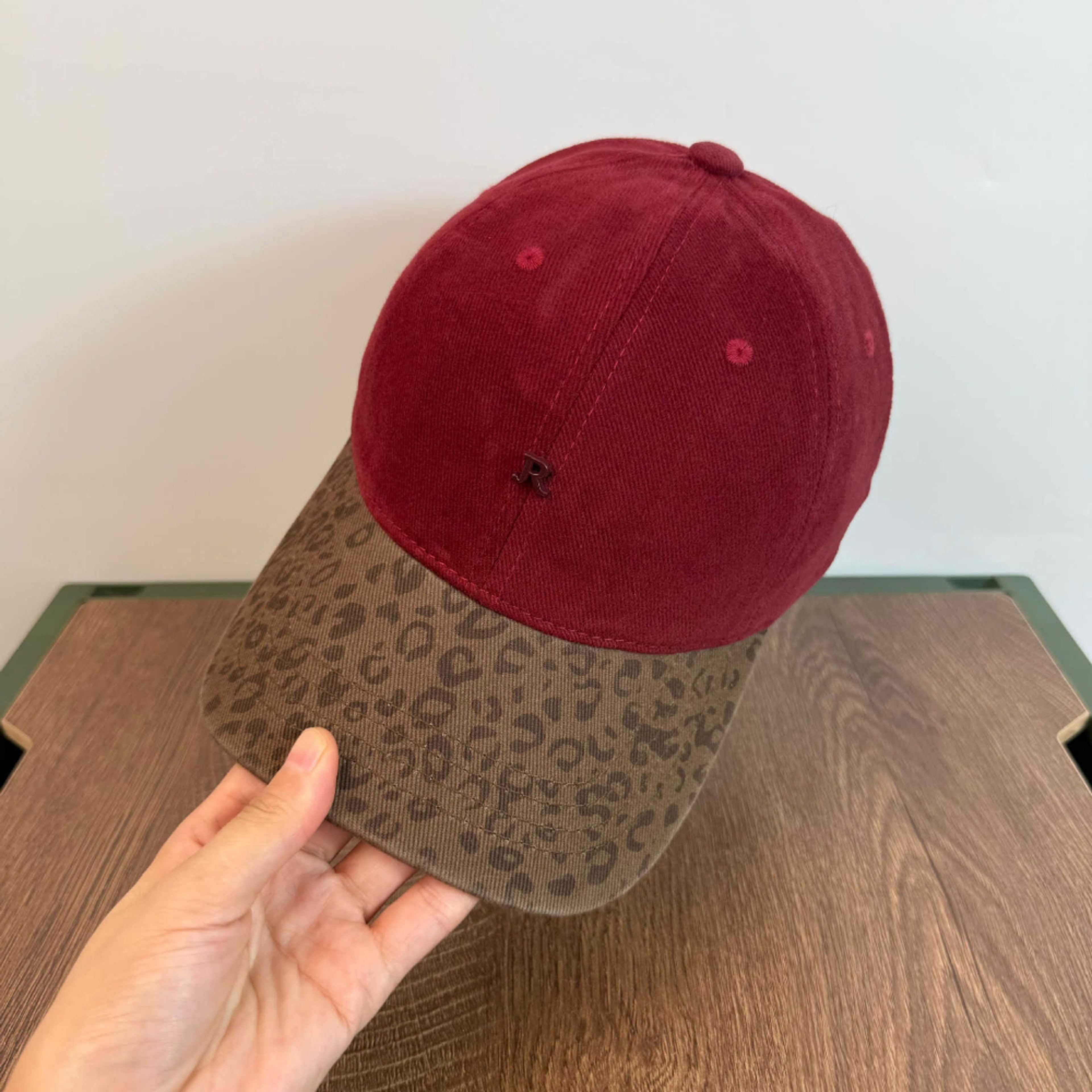 Men's And Women's Identical Quilted Leopard Print Brimmed Baseball Cap With R Logo - Retro Street Style, Suitable For Ou