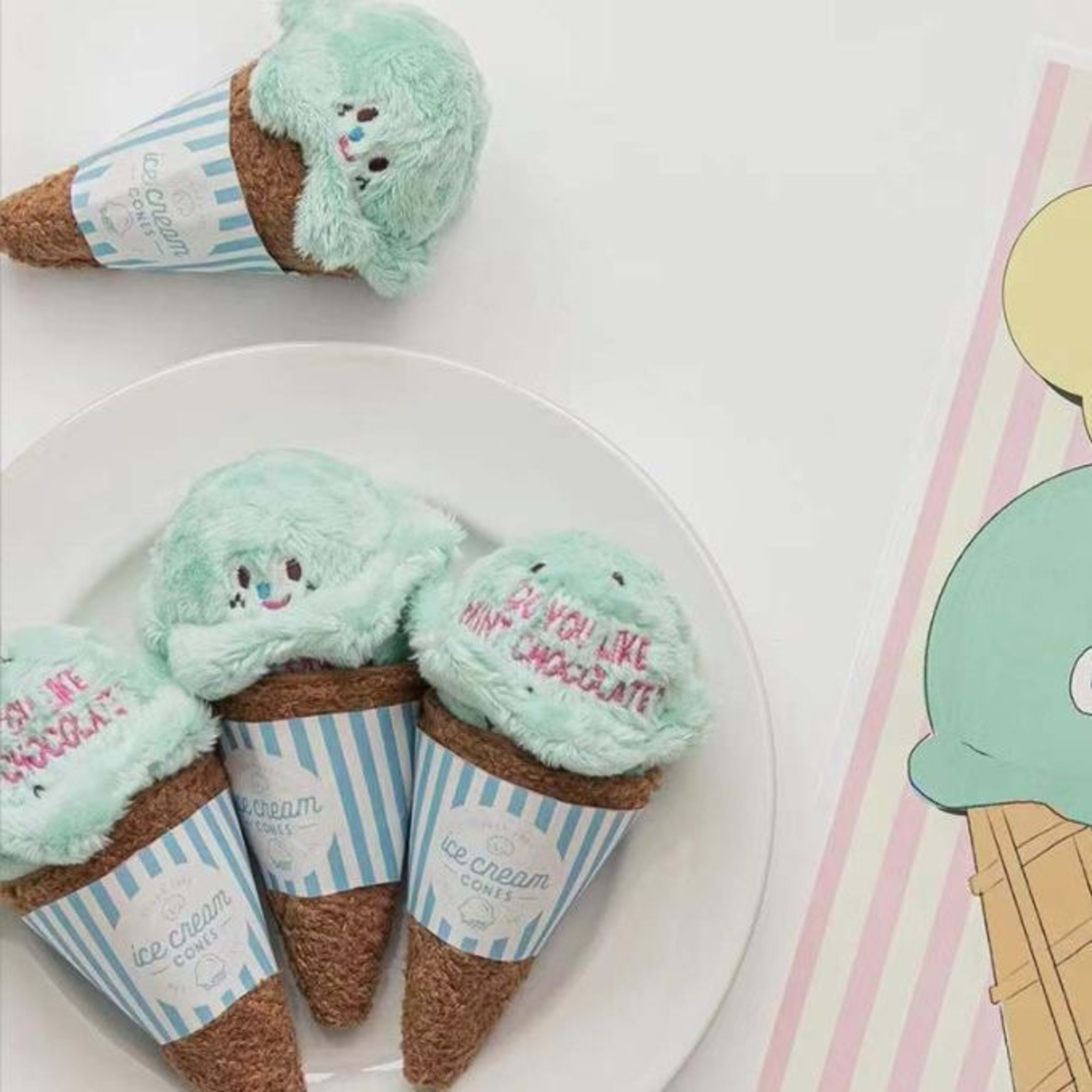 Pets Can Smell And Make Sounds To Relieve Boredom By Grinding Their Teeth. Paper Dogs And Cats Hide Ice Cream Toys 7