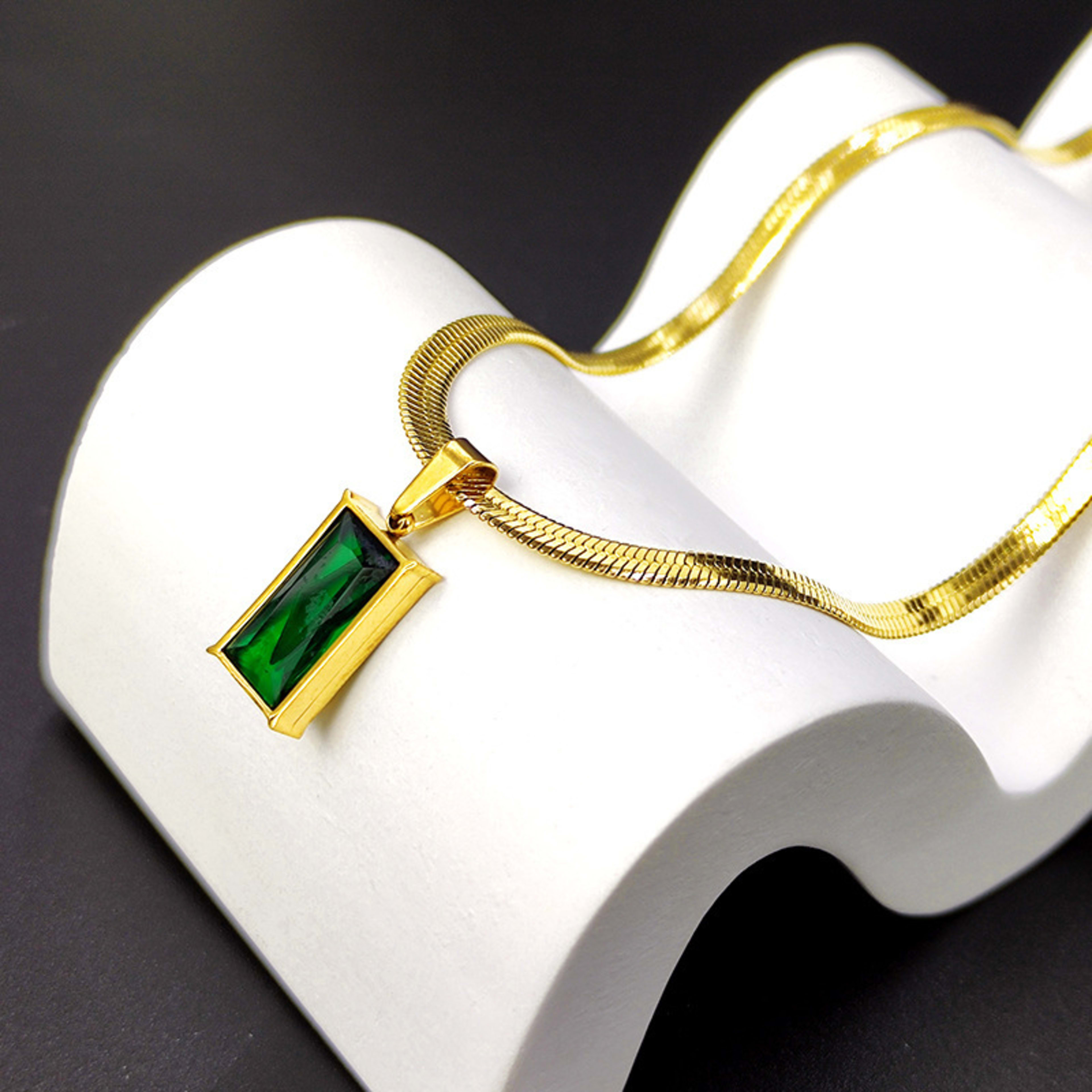 Blade Chain Advanced Sense Of Light Luxury Emerald Zircon Pendant 4