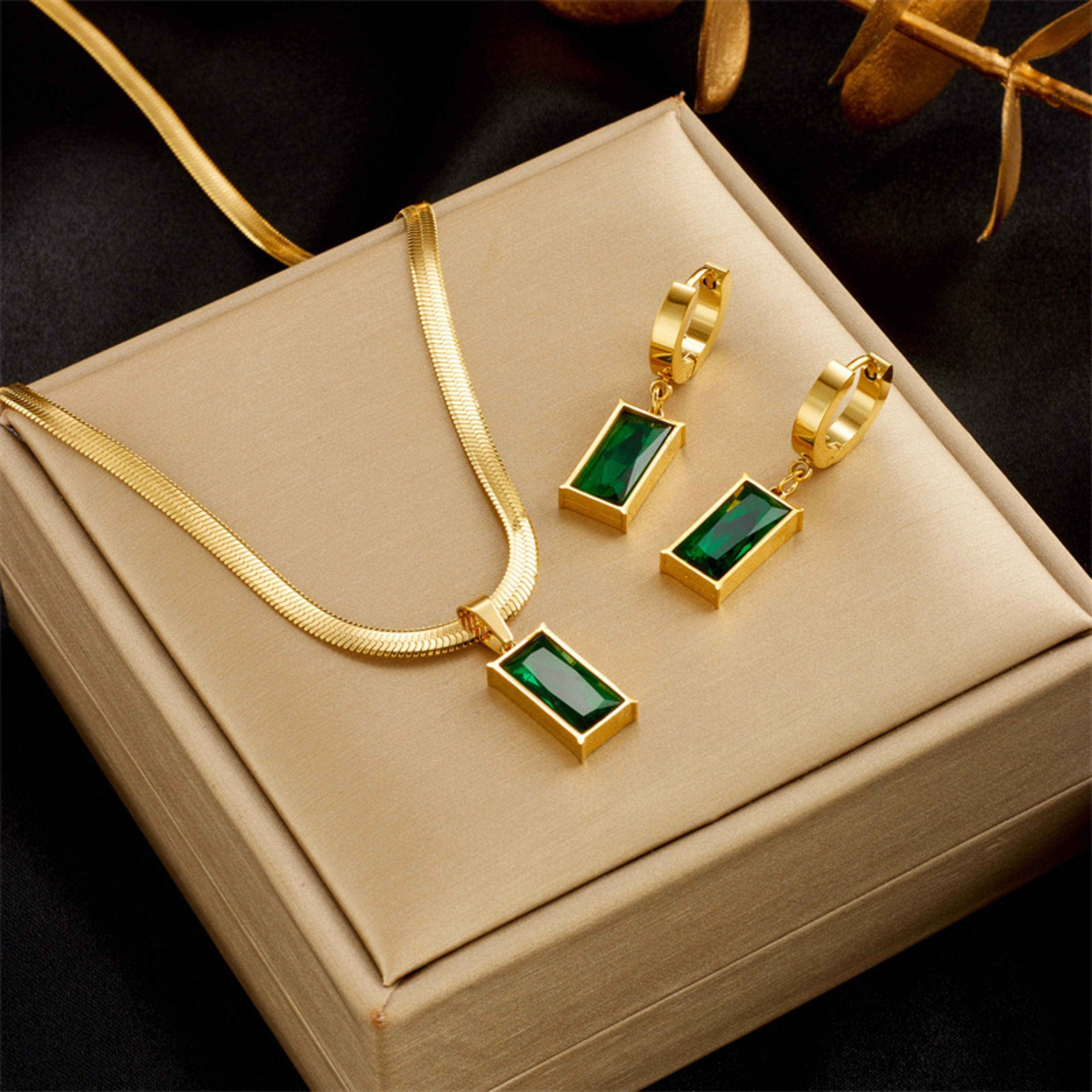 Blade Chain Advanced Sense Of Light Luxury Emerald Zircon Pendant