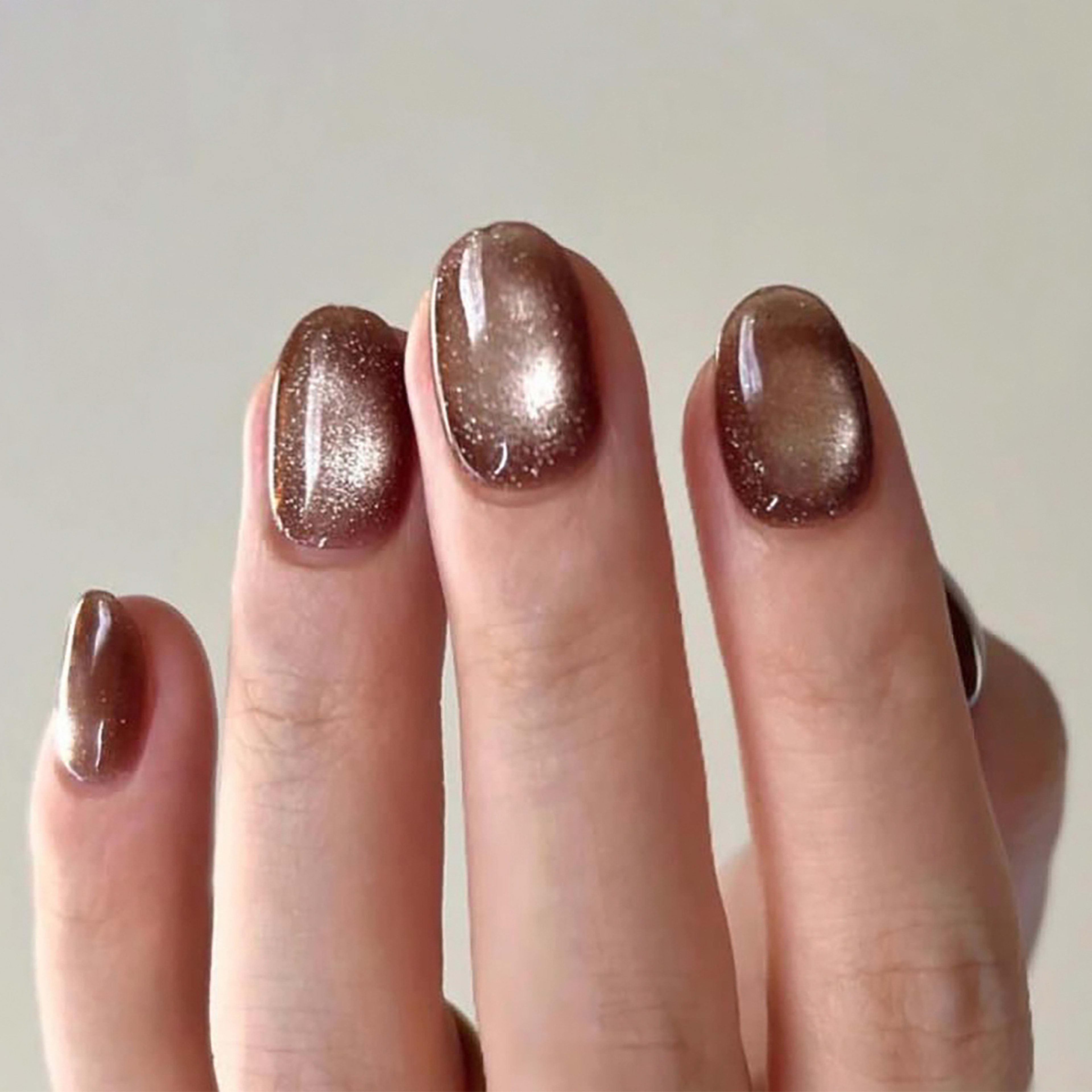 Short Round Deep Brown Solid-color Nail Tips That Brighten The Skin And Feature A Cat-eye Effect 4