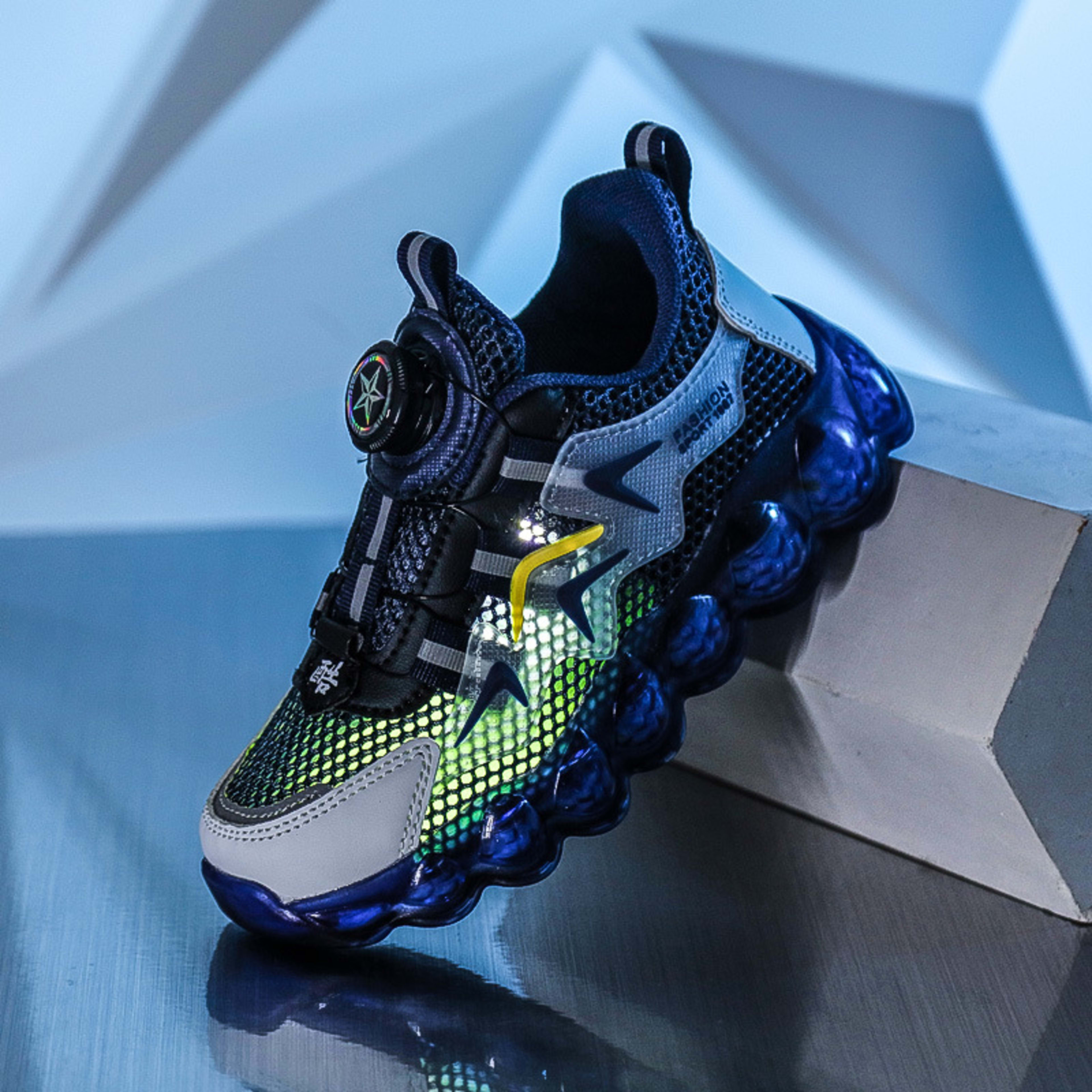 Boys' Hollow Mesh Surface Breathable Leisure Sports Soft Bottom Running Shoes 2