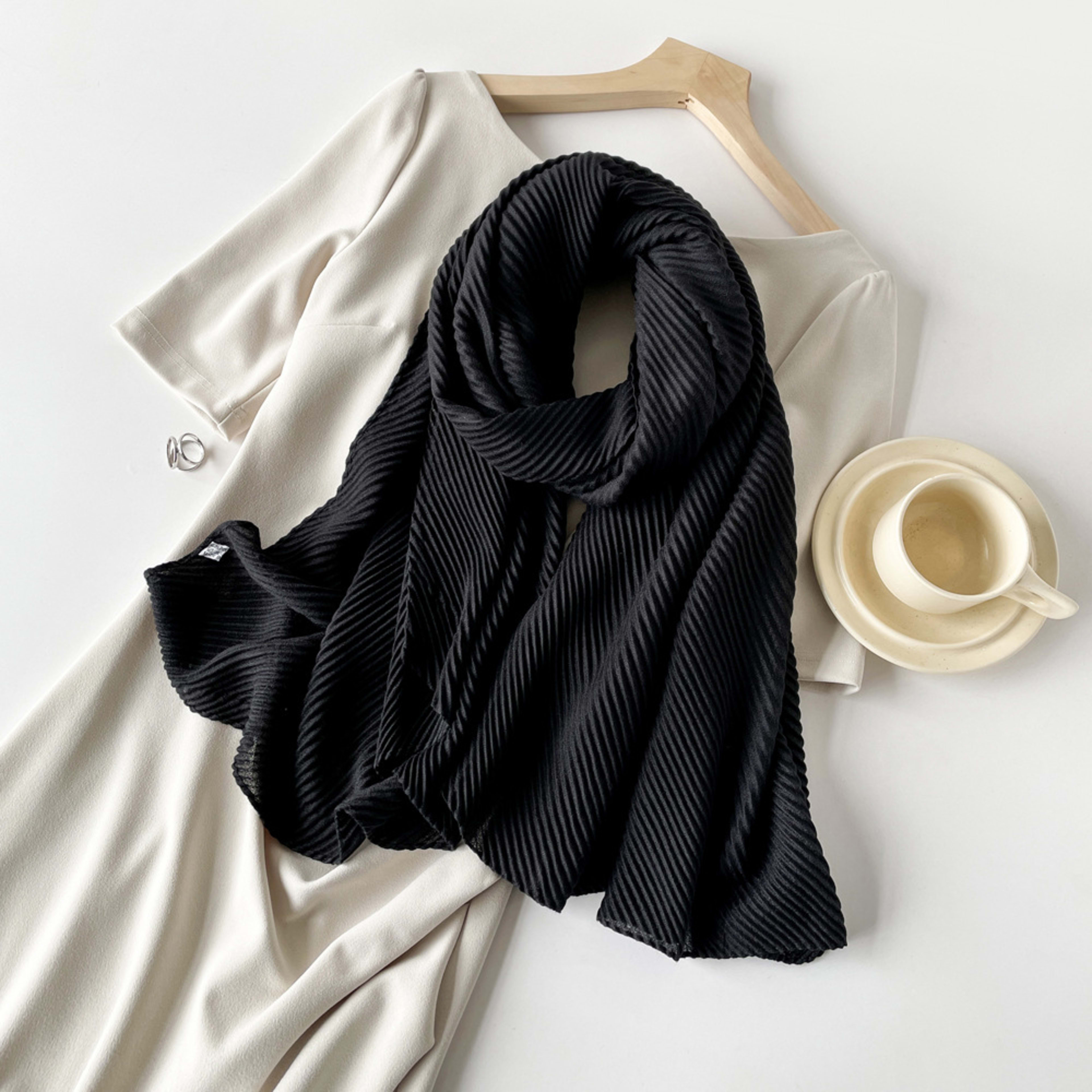 Womens Cotton-Linen Blend Scarf With Minimalist Print