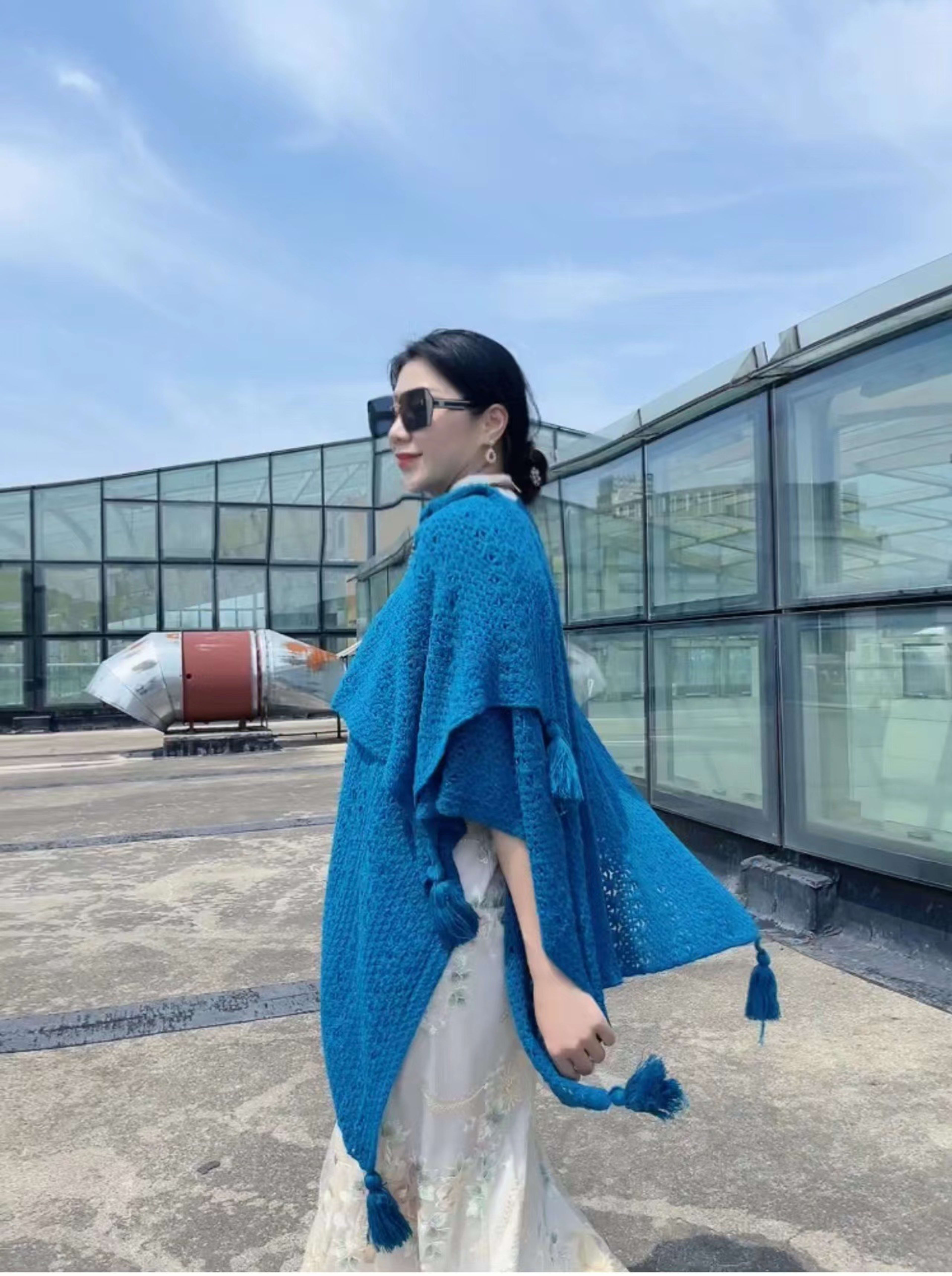 Womens Knitted Tassel-Trimmed Open-Front Cape For Photos 9