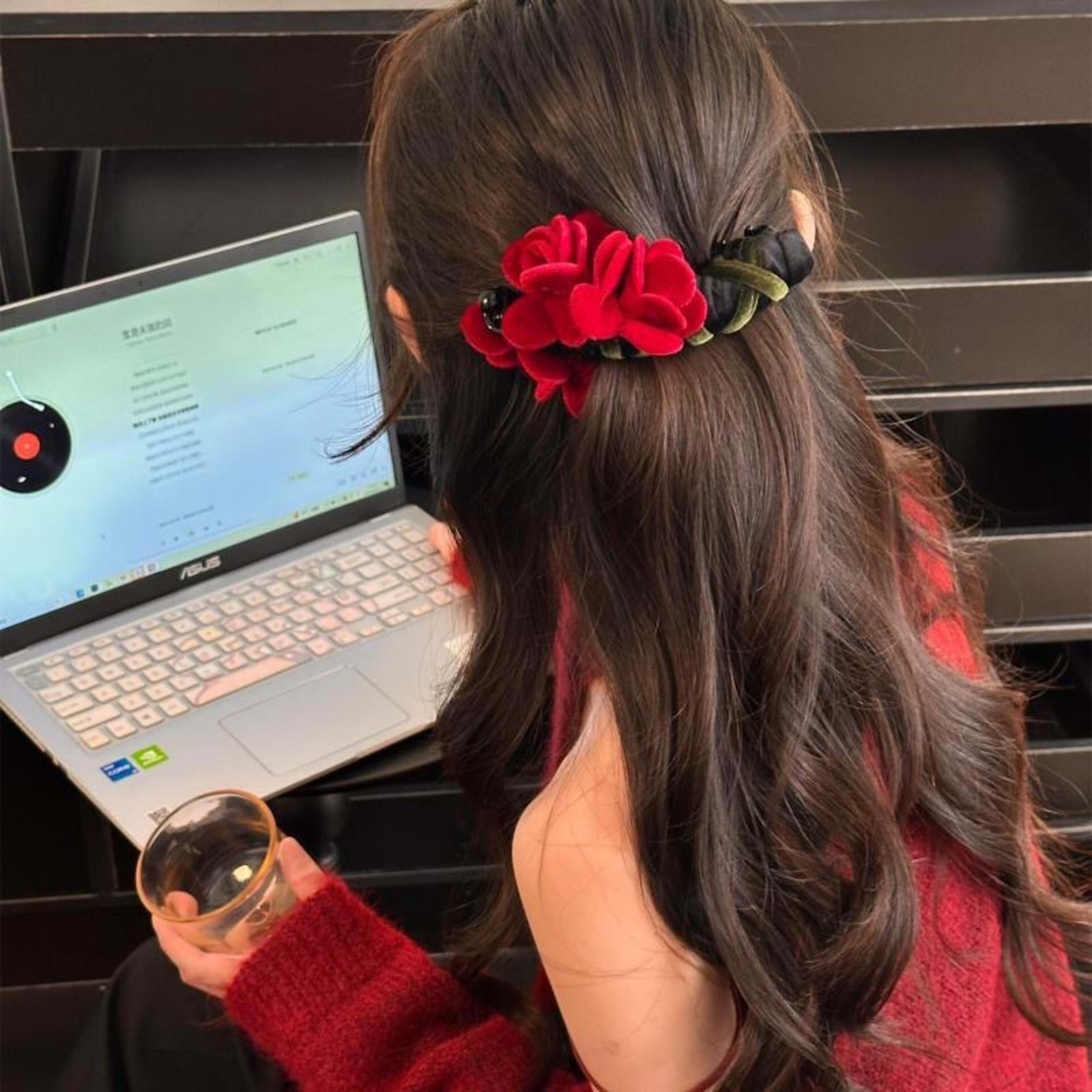 Elegant Sophisticated Bun-style Ponytail Clip For The Back Of The Head 13