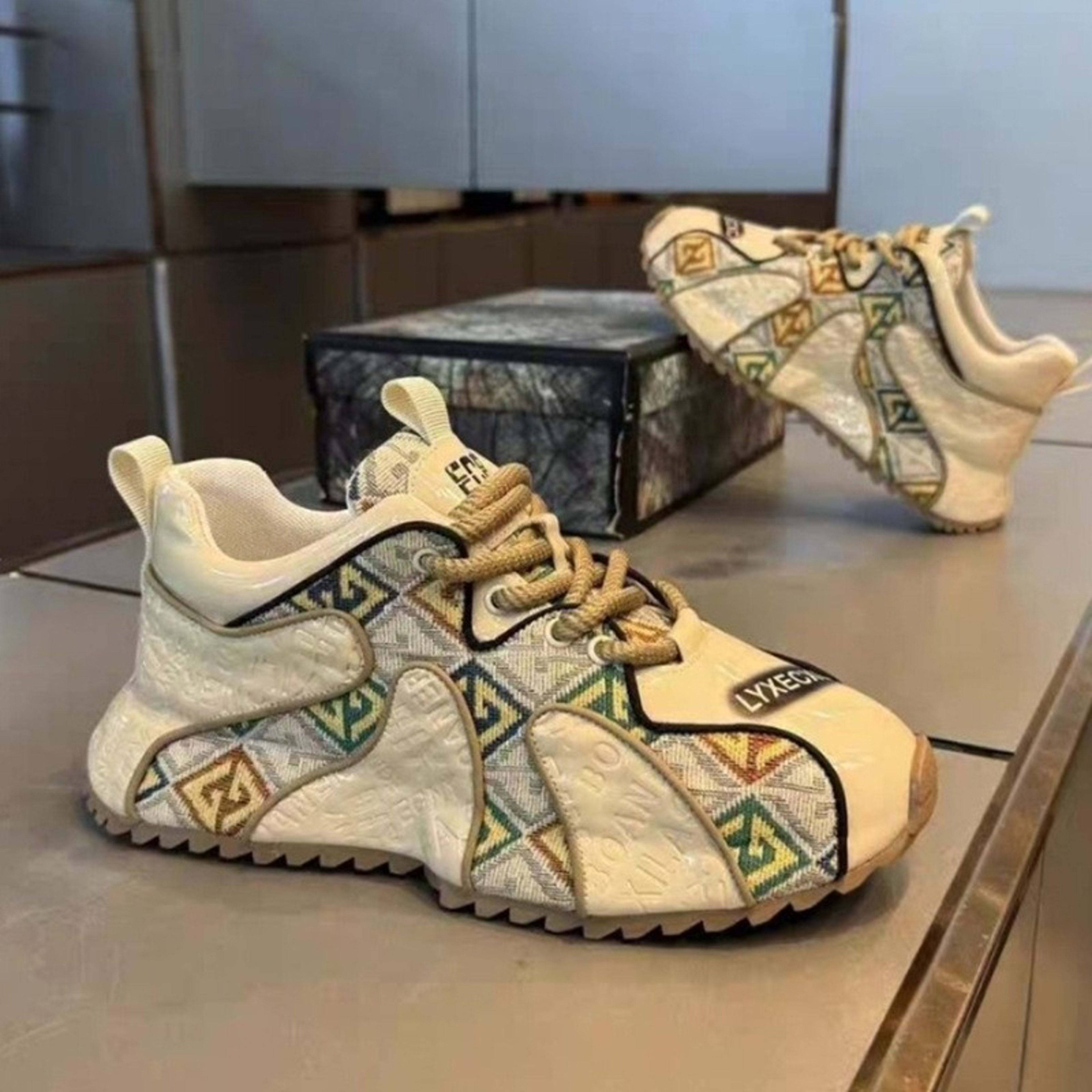 Fashion Youth Embroidery Stitching Thick Bottom Lightweight Men's Shoes 10