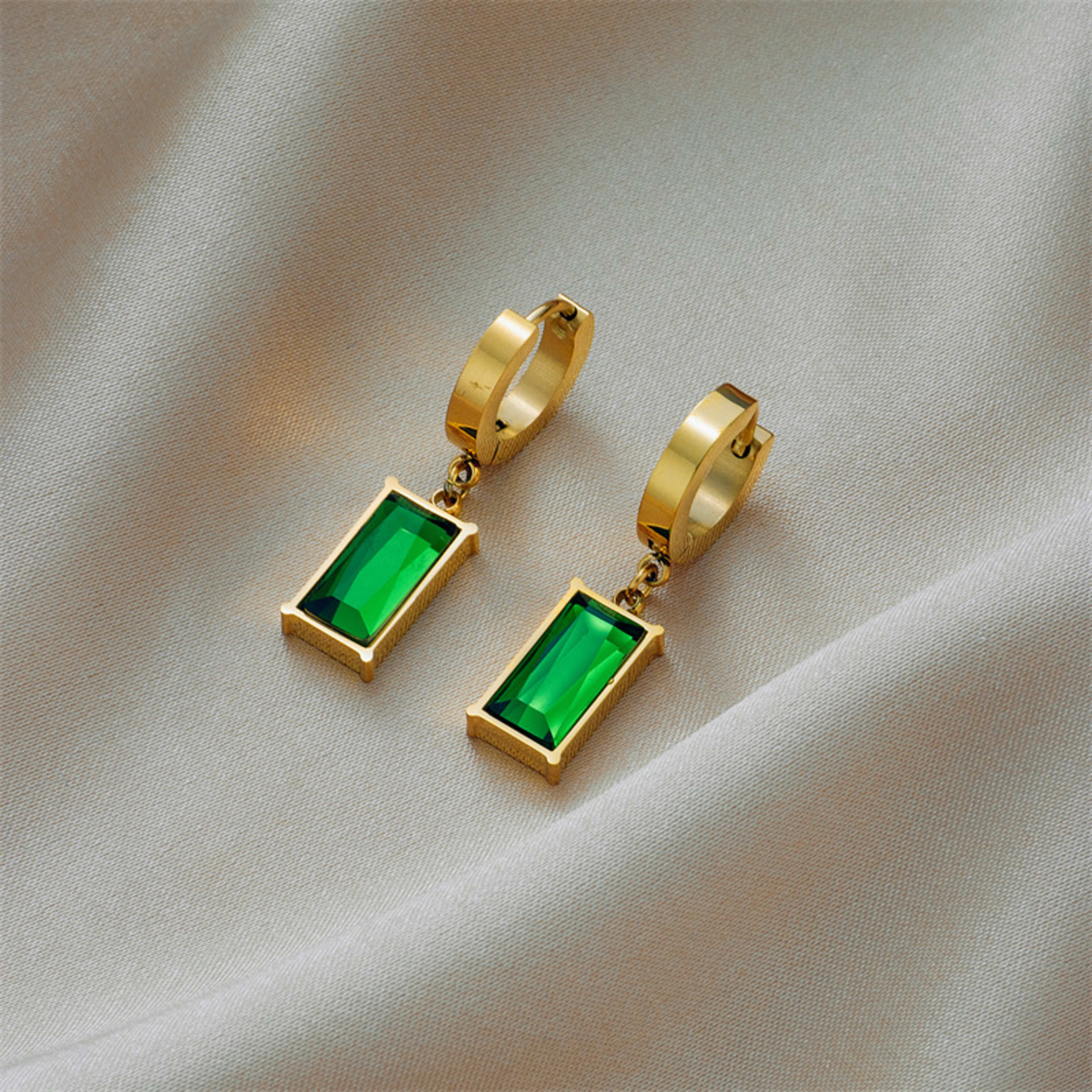 Blade Chain Advanced Sense Of Light Luxury Emerald Zircon Pendant 2
