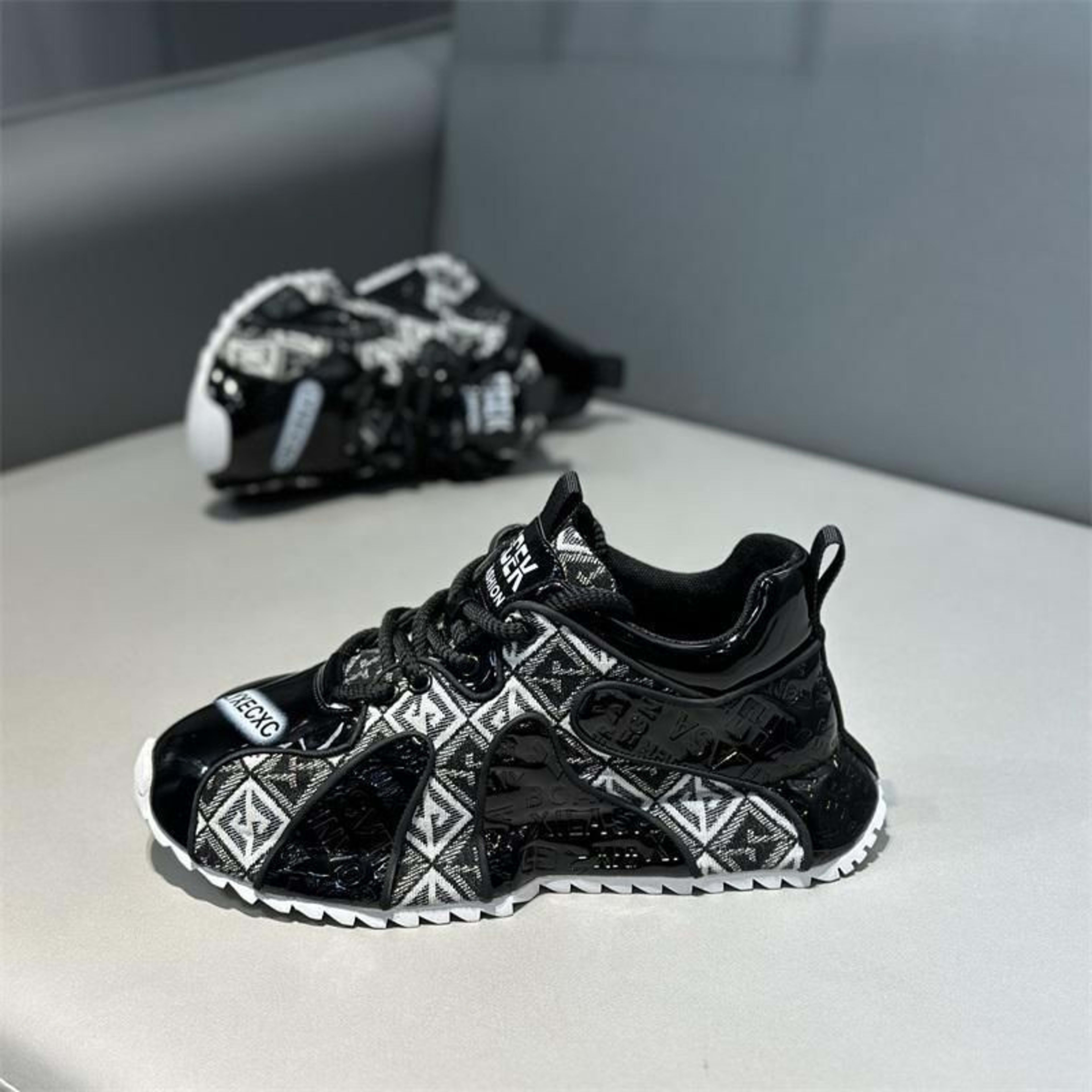 Fashion Youth Embroidery Stitching Thick Bottom Lightweight Men's Shoes 4