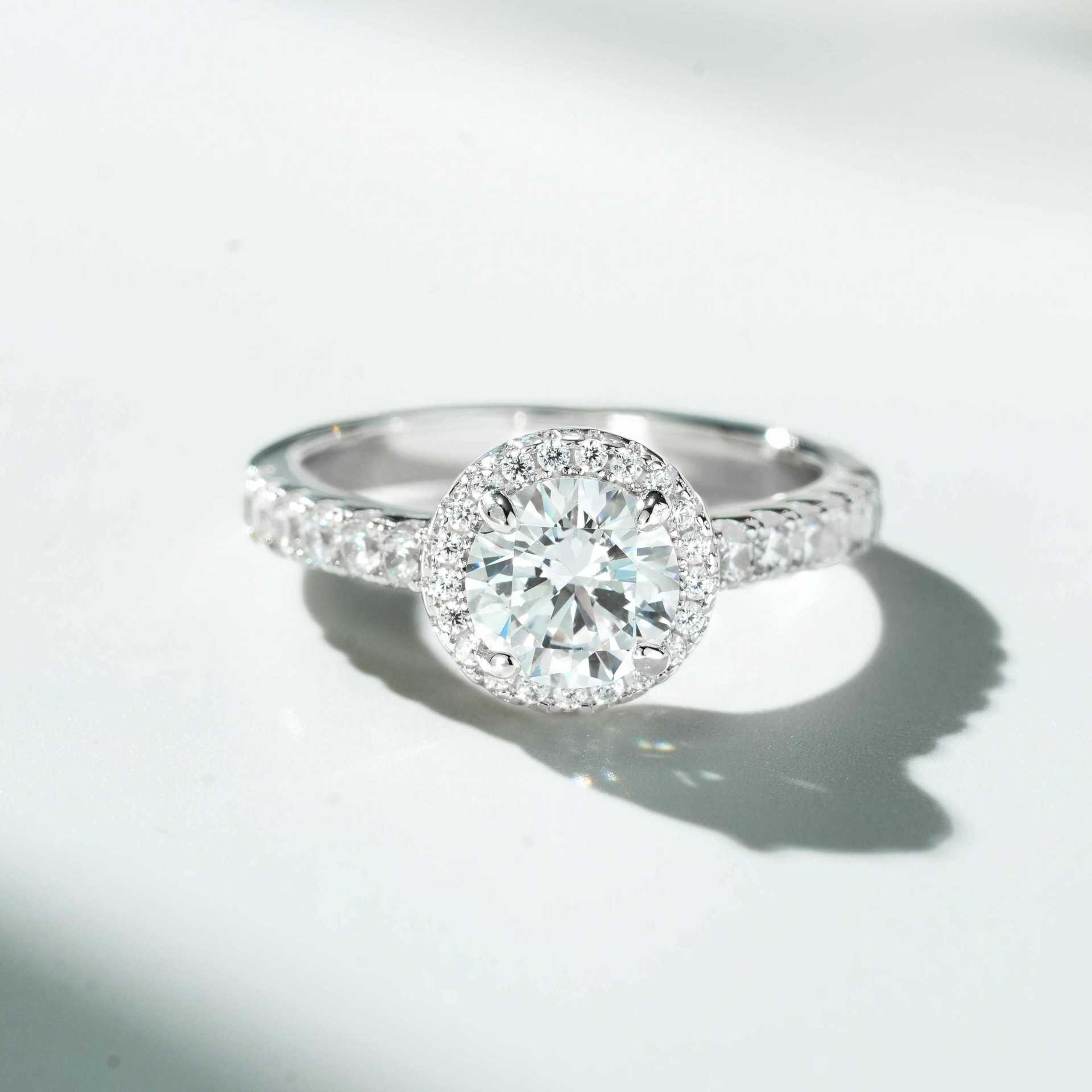 Women's 1-carat Round Bezel Ring 3