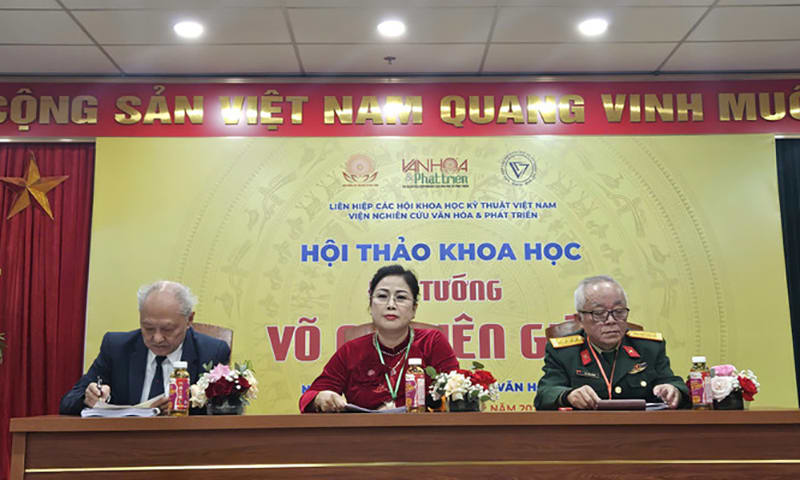 Đo&agrave;n chủ tọa hội thảo.